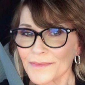 Meet your Posher, Debbie